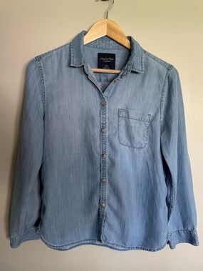 American Eagle Lyocell Chambray Shirt M Light Wash Button Up